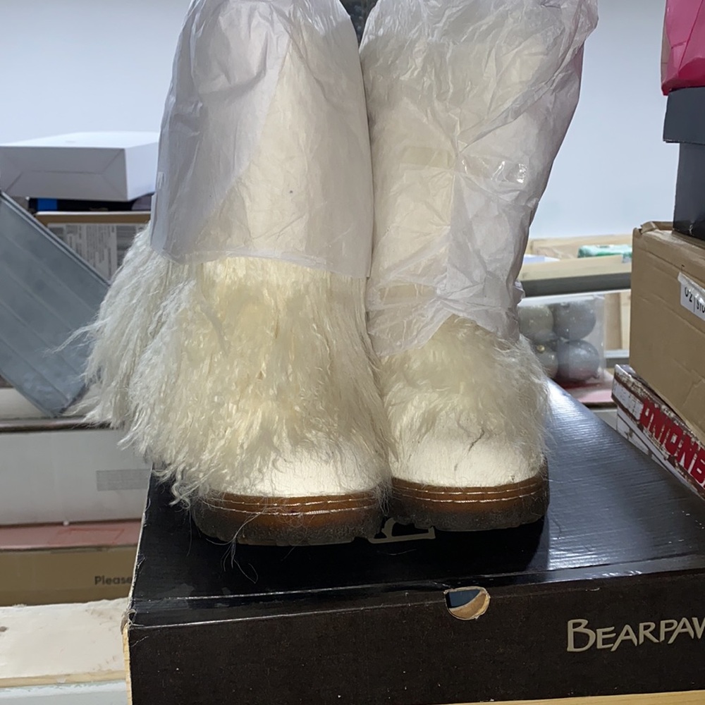Bearpaw White Boetis furry boots. Worn once.